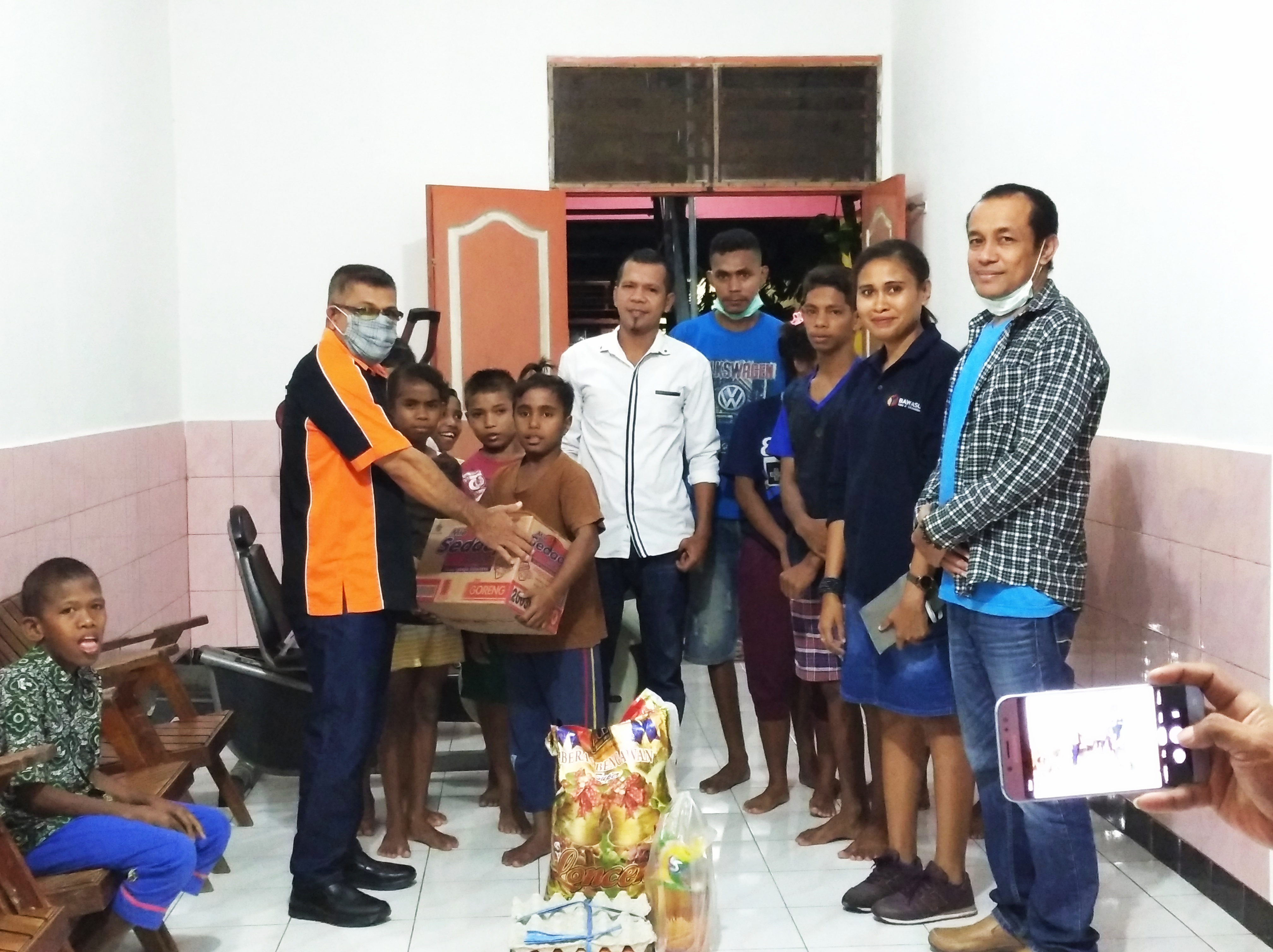 Aksi Sosial Bawaslu Belu Jelang HUT Bawaslu Ke-12