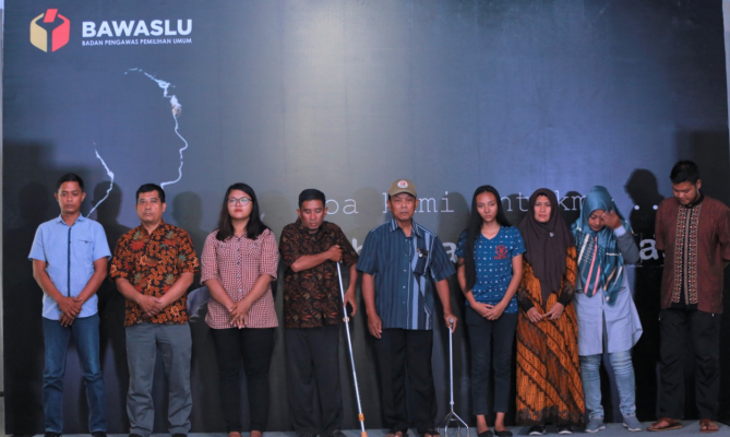 Bawaslu Berikan Santunan dan Piagam Penghargaan Buat Pengawas yang Gugur