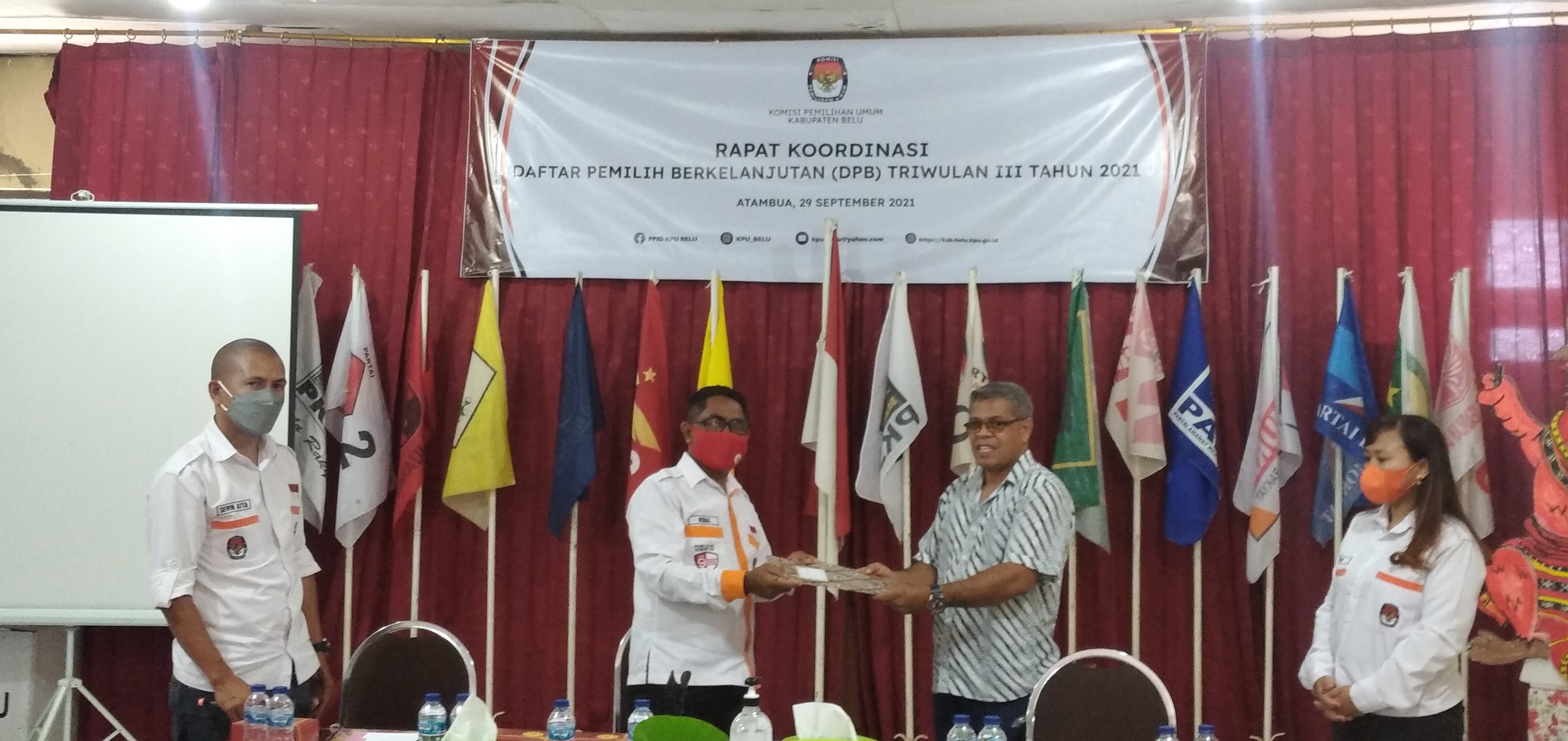 Bawaslu Belu Serahkan Rekomendasi  Hasil Uji Petik DPB Kepada KPU Belu