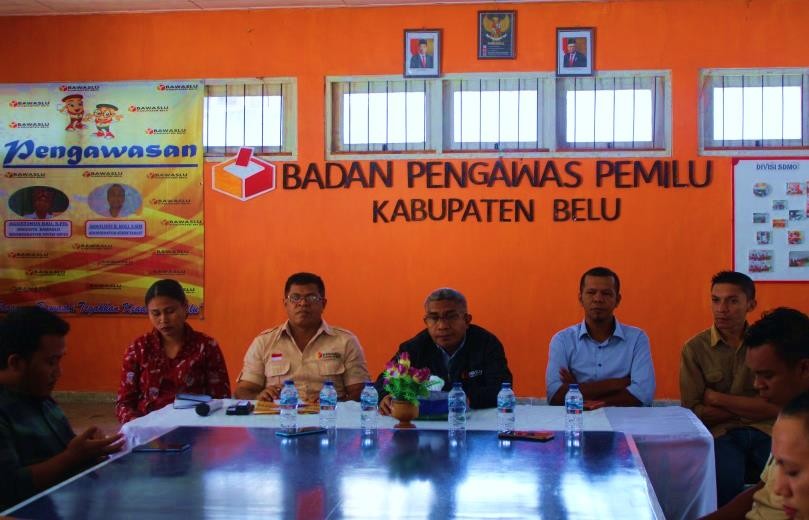 Diskusi Mingguan Bawaslu Belu : Bedah PKPU bersama Pimpinan Bawaslu  NTT (Jemris Fointuna,S.Pi)