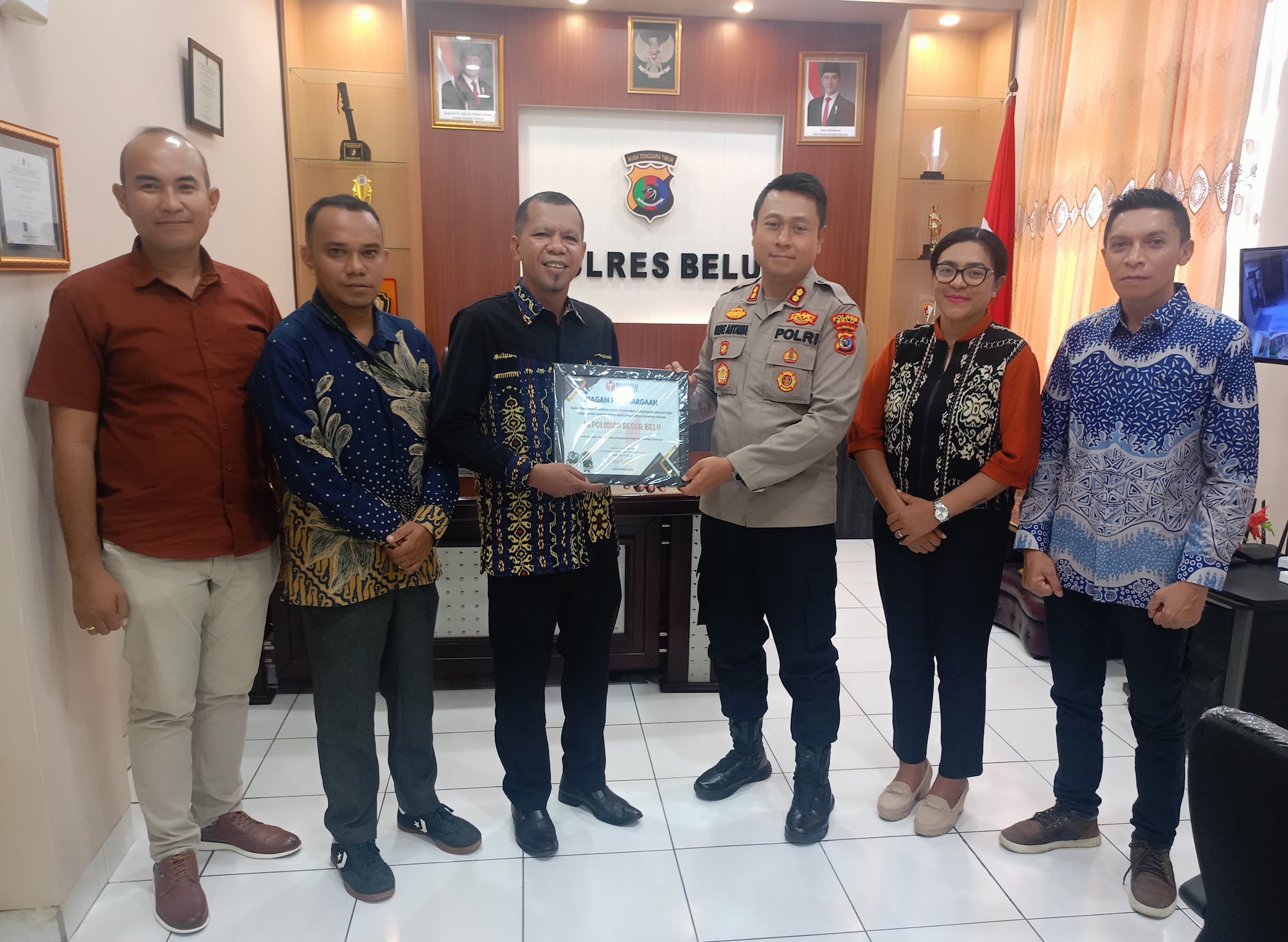 Bawaslu Belu Beri Penghargaan Untuk Polres Belu