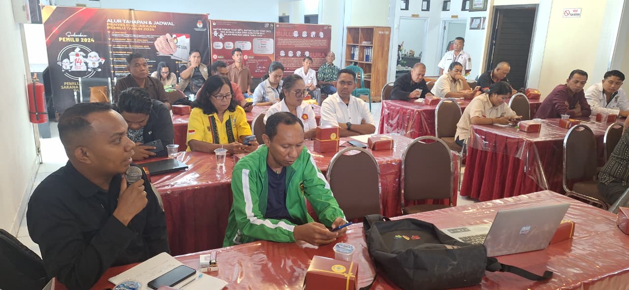 Anggota Bawaslu Kabupaten Belu, Julian Maurits Astari didampingi Kasubag Penanganan Pelanggaran, Penyelesaian Sengketa Proses Pemilu dan Hukum, Raynancia Yonitha Serang, serta staf saat menghadiri Sosialisasi Update SIPOL Semester II Tahun 2025 dan Mekanisme PAW Anggota DPRD Kabupaten/Kota di Aula KPU Kabupaten Belu, Kamis (18/12/2025). Kegiatan ini diselenggarakan oleh KPU Kabupaten Belu serta diikuti perwakilan partai politik
