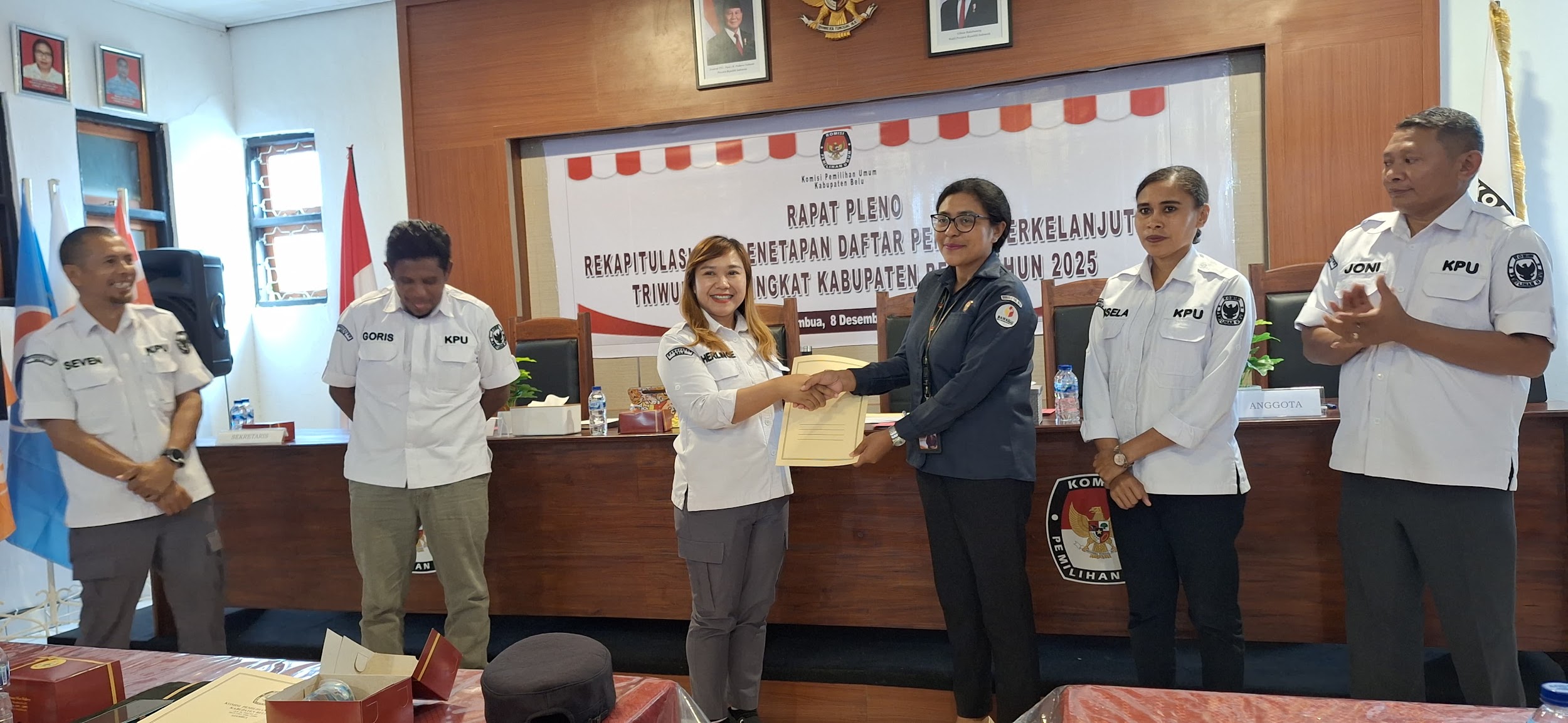 Anggota Bawaslu Belu Bersama Staf Terlihat Di Kantor KPU. Apa Yang Dilakukan?