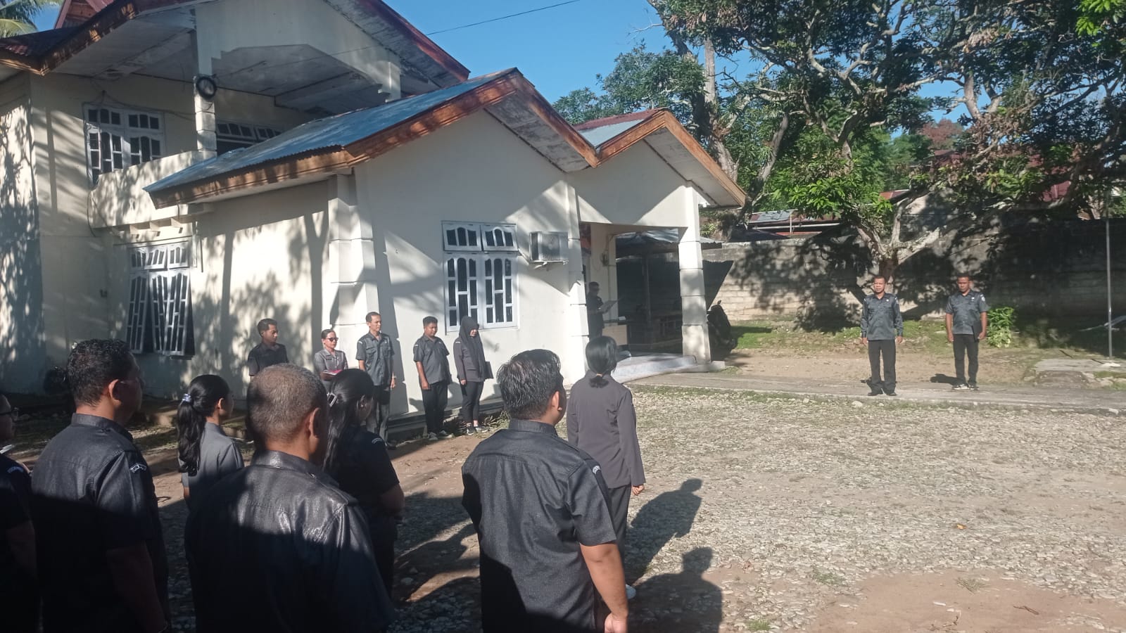 Pimpin Upacara Awal Bulan, Ketua Bawaslu Belu Tekankan Disiplin dan Kinerja