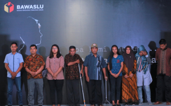 Bawaslu Berikan Santunan dan Piagam Penghargaan Buat Pengawas yang Gugur