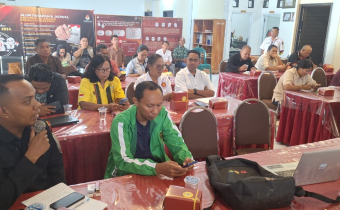 Anggota Bawaslu Kabupaten Belu, Julian Maurits Astari didampingi Kasubag Penanganan Pelanggaran, Penyelesaian Sengketa Proses Pemilu dan Hukum, Raynancia Yonitha Serang, serta staf saat menghadiri Sosialisasi Update SIPOL Semester II Tahun 2025 dan Mekanisme PAW Anggota DPRD Kabupaten/Kota di Aula KPU Kabupaten Belu, Kamis (18/12/2025). Kegiatan ini diselenggarakan oleh KPU Kabupaten Belu serta diikuti perwakilan partai politik