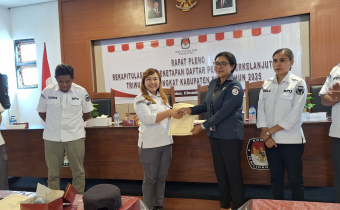 Anggota Bawaslu Belu Bersama Staf Terlihat Di Kantor KPU. Apa Yang Dilakukan?