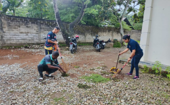 Jumat Berlian, Bawaslu Belu Bersihkan Lingkungan Kantor